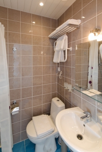 ванная комната в двухместном номере в Санкт-Петербургской гостинице Sky Hotel